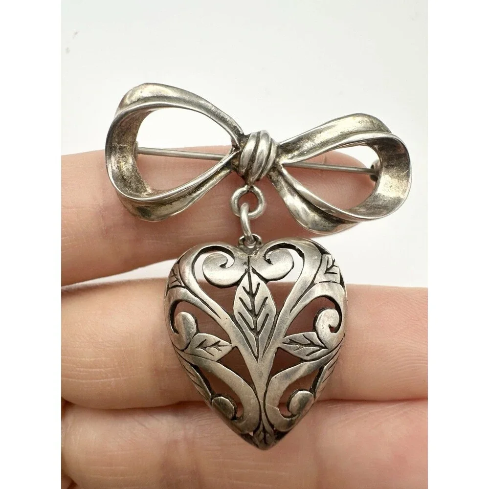 VINTAGE JEZLAINE STERLING SILVER FILIGREE BOWTIE & HEART DANGLE PIN BROOCH